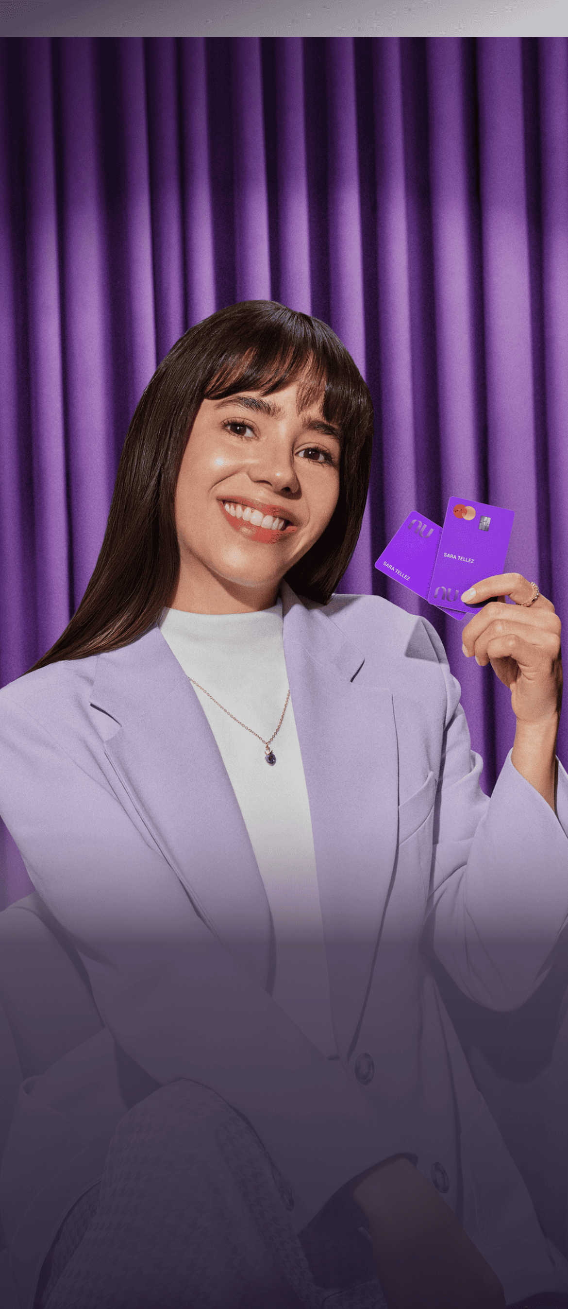 Imagen de dos tarjetas moradas flotando con un fondo violeta