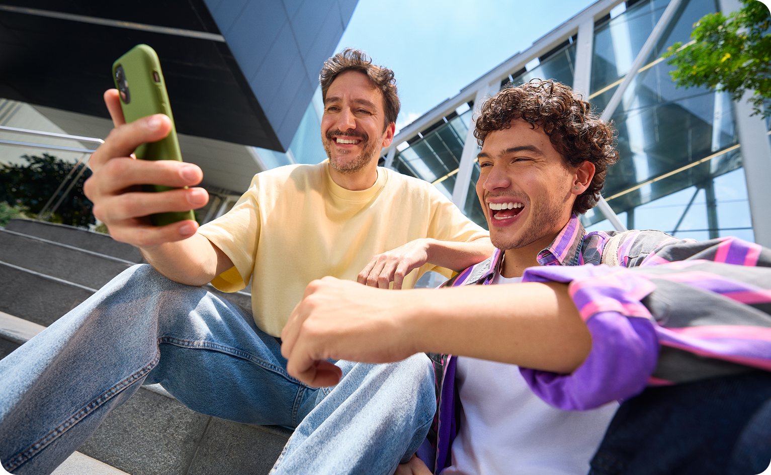 Fotografía de un smartphone con la app Nubank abierta en la sección para configurar tu tarjeta y ajustar tu límite de crédito