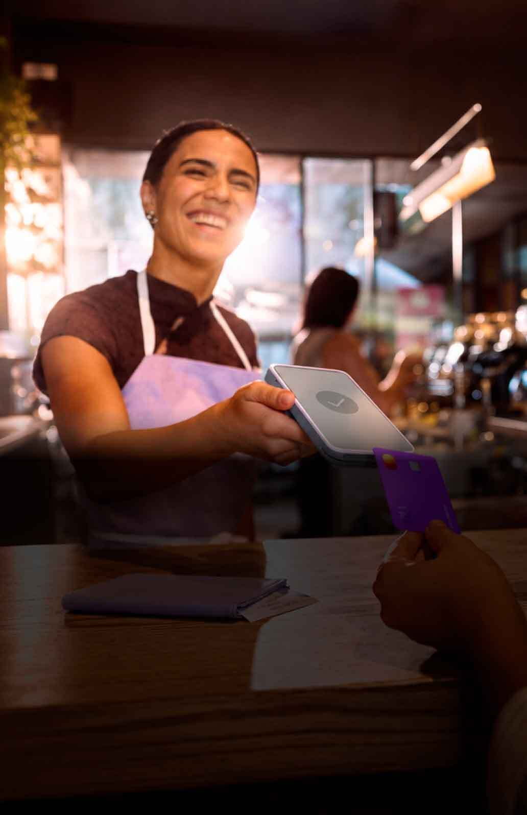 Imagen de la Tarjeta Garantizada Nu en un fondo morado