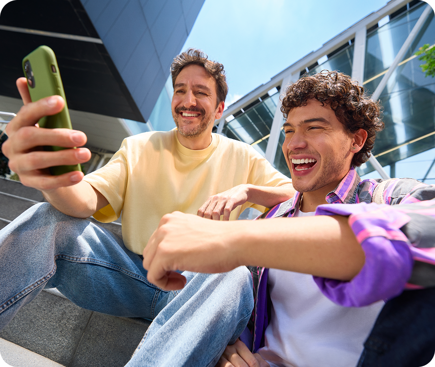 Fotografía de un smartphone con la app Nubank abierta en la sección para configurar tu tarjeta y ajustar tu límite de crédito